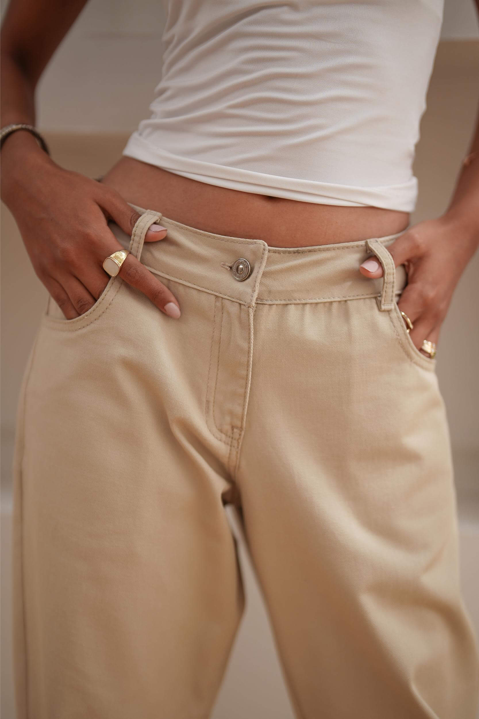 Airy Mid-Rise Barrel Jeans Beige