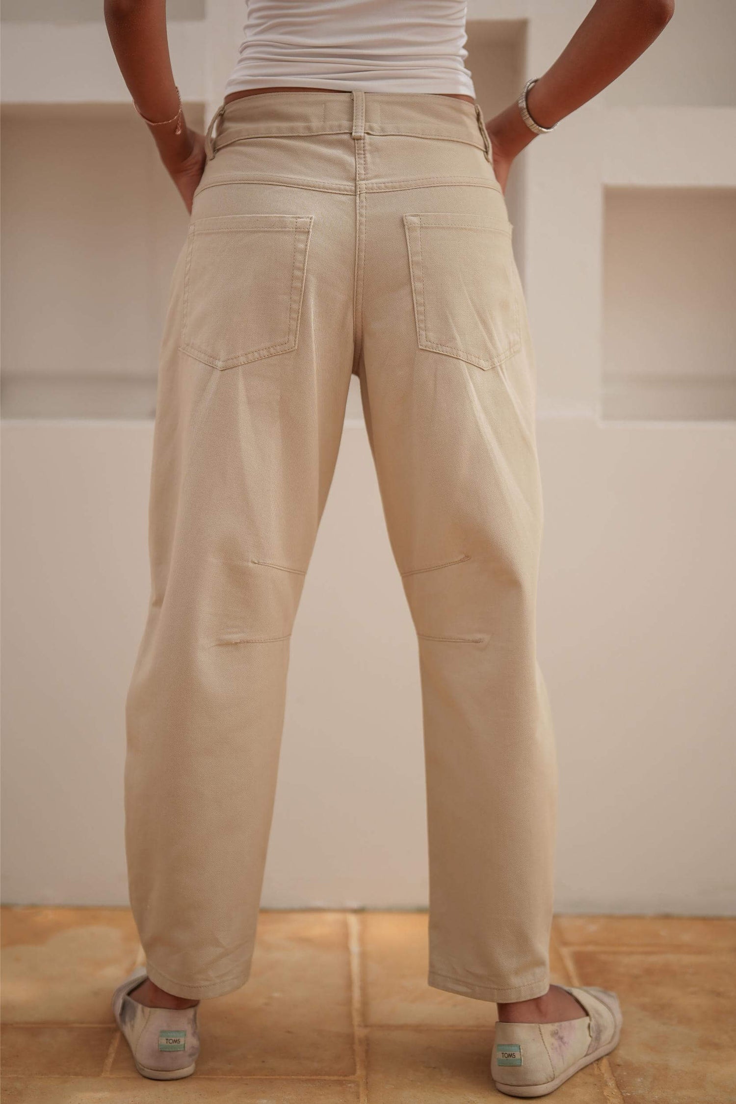 Airy Mid-Rise Barrel Jeans Beige