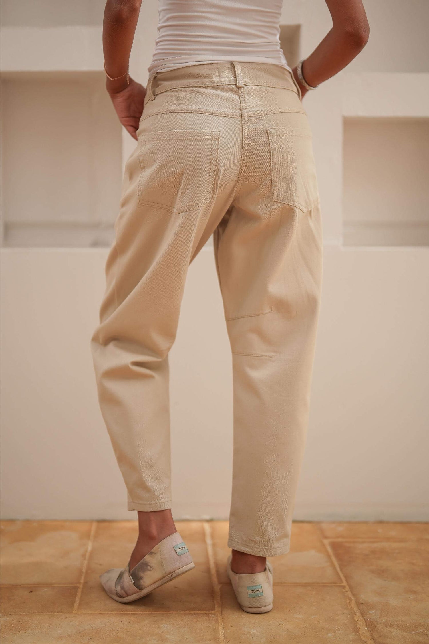 Airy Mid-Rise Barrel Jeans Beige